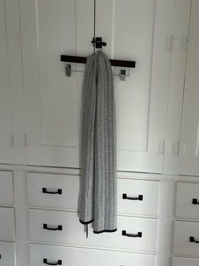 NAADAM Light Gray Ribbed Cashmere Scarf with Black Trim